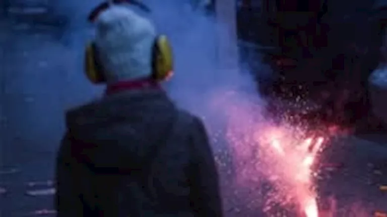 طفل يشعل سيارة جارته أثناء اللعب بالألعاب النارية