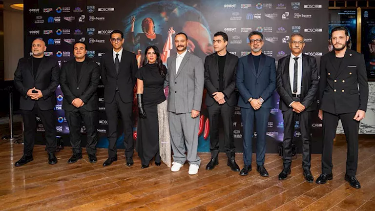 تركي آل الشيخ يحتفل بعرض فيلم “الست” في الرياض مع فريق العمل