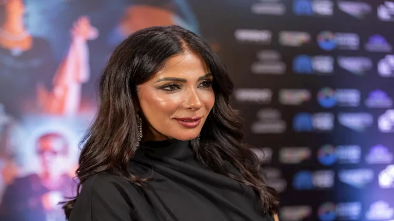 بعد العرض الخاص بالرياض.. منى زكي تشيد برد فعل الجمهور على فيلم “الست”