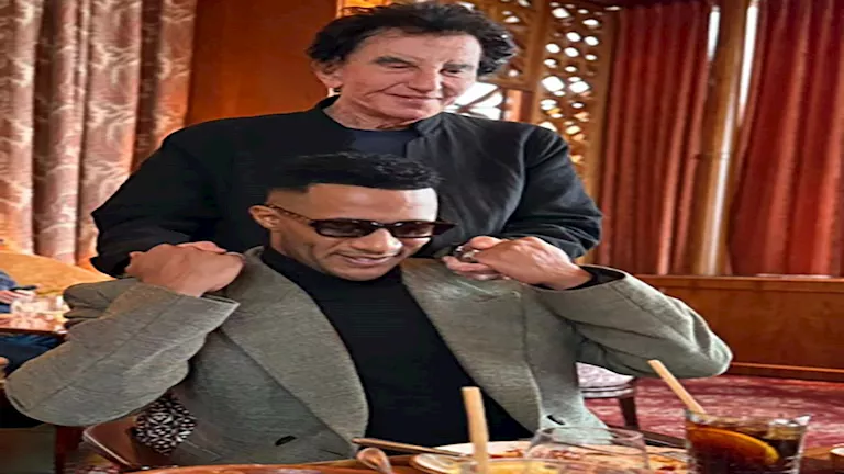 محمد رمضان يحتفل بتكريمه في فرنسا ويلتقي وزير الثقافة الفرنسي السابق