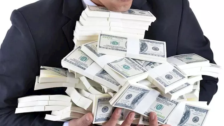 “حظه في رجليه”.. رجل يربح مليون دولار بالصدفة