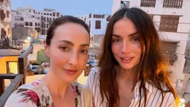 آنا دي أرماس تستمتع بوقتها مع الأصدقاء في جدة