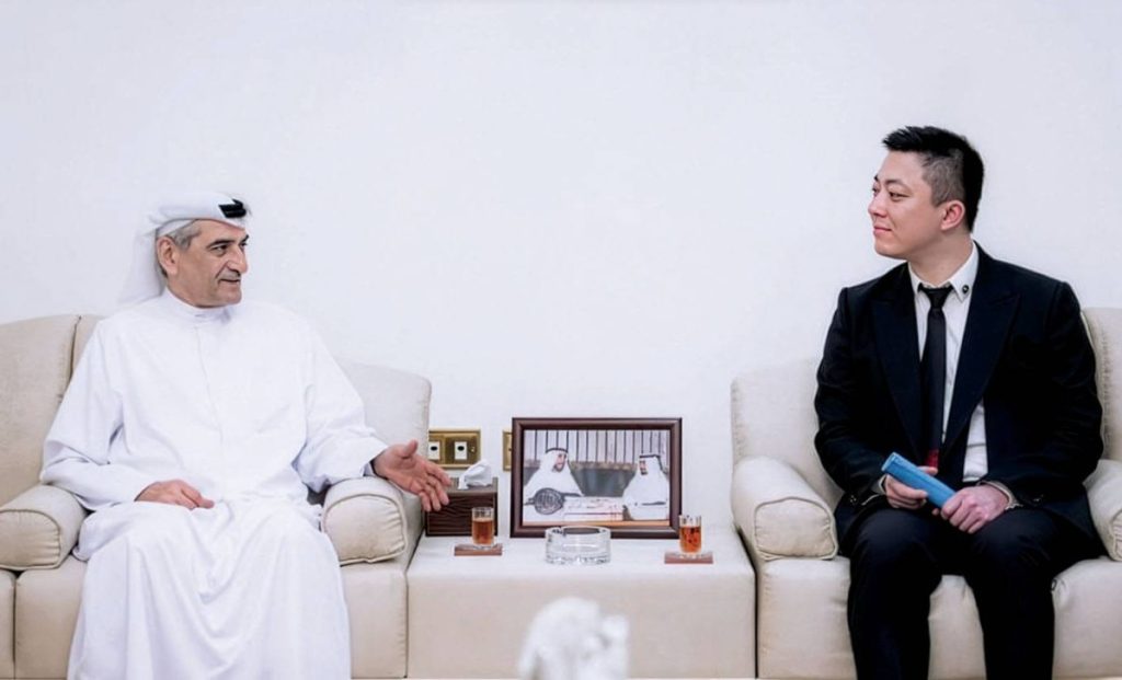 حمد الشرقي ورئيس مجلس إدارة «ياشا» الصينية يبحثان تعزيز التعاون في الاستدامة والمدن الذكية