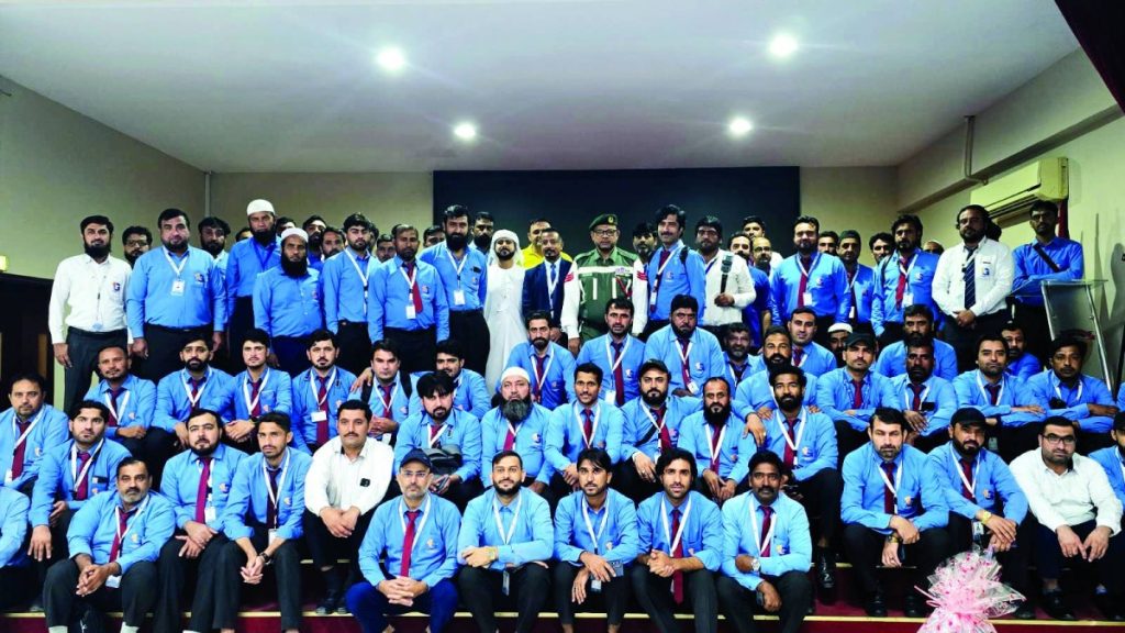 شرطة دبي تعزز الوعي المروري لدى سائقي الحافلات المدرسية