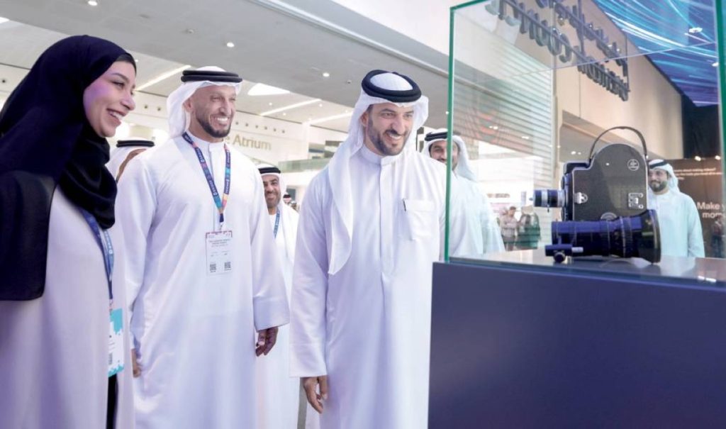 سلطان بن أحمد يزور قمة بريدج ويطّلع على أبرز مشروعات الإعلام والترفيه الرقمي