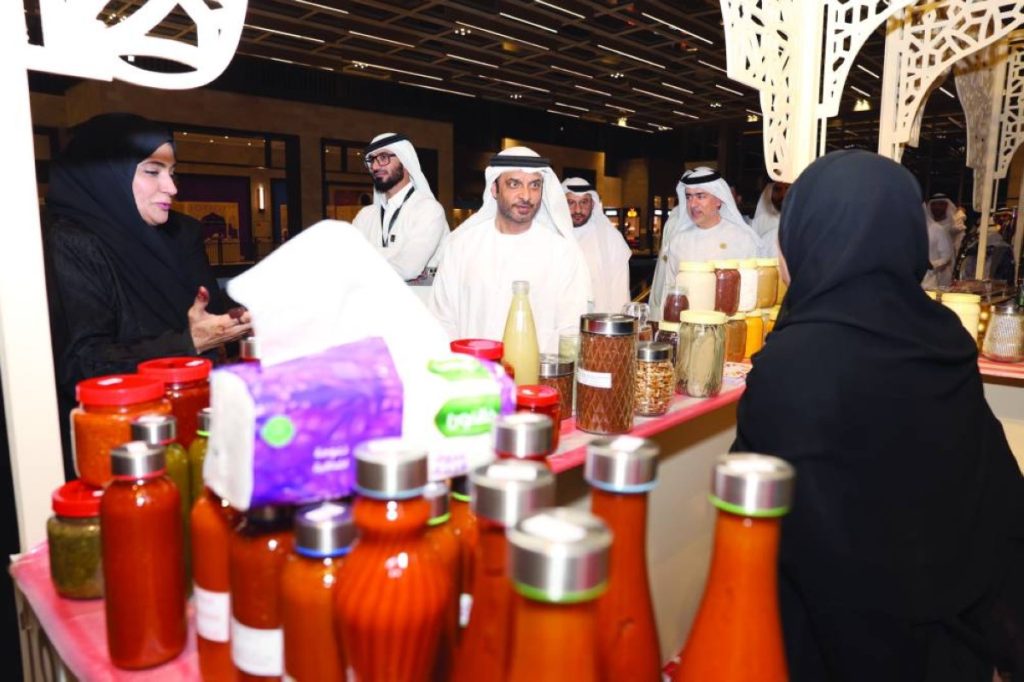 سيف المزروعي يزور معرض «مبادرة تمكين أفراد المجتمع»