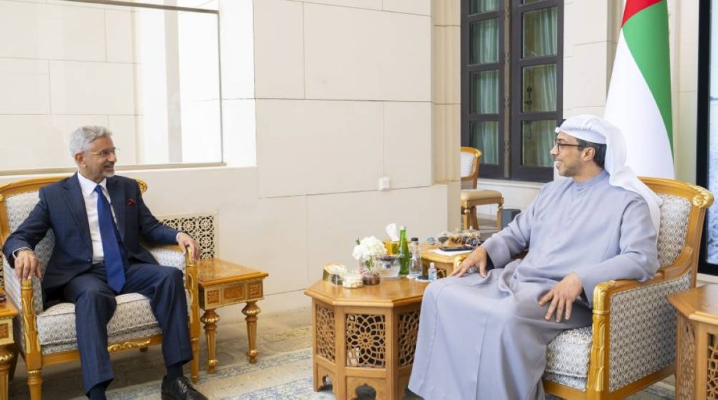 منصور بن زايد يبحث ووزير الشؤون الخارجية الهندي تعزيز علاقات التعاون