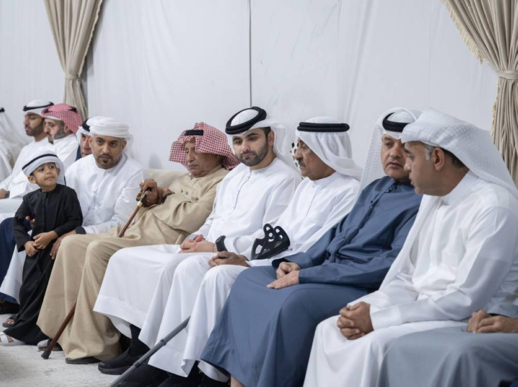 منصور بن محمد يقدم واجب العزاء في وفاة نهيه مرزوق راشد الرشدان