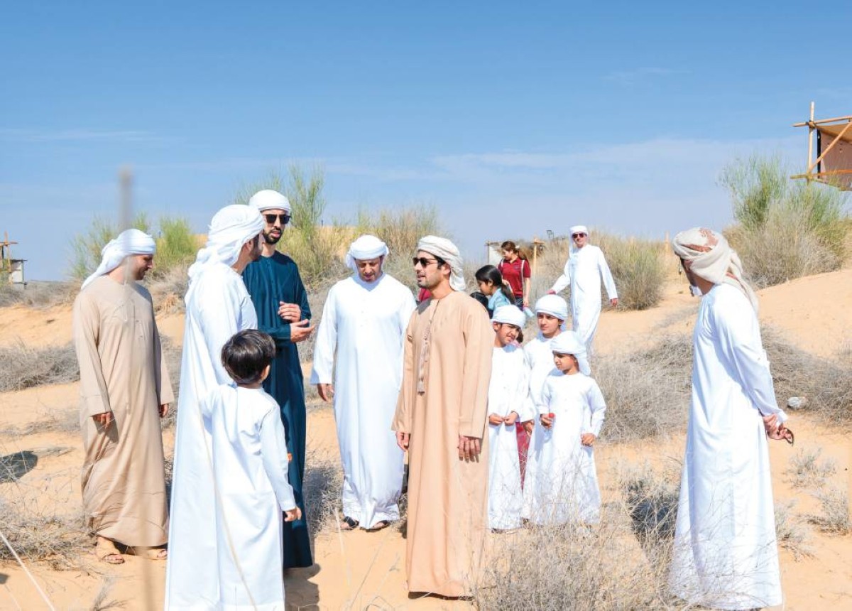  حمدان بن محمد يستمع لشرح عن الفعاليات بحضور عمر العلماء 