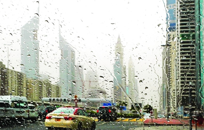 طقس الإمارات غداً.. غائم جزئياً مع فرصة سقوط أمطار خفيفة