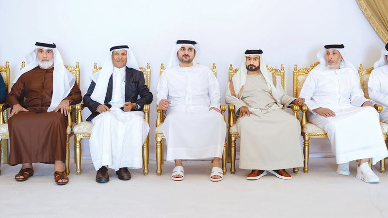 مكتوم بن محمد يقدّم واجب العزاء في وفاة محمد بن الشيخ جمعة المنصوري