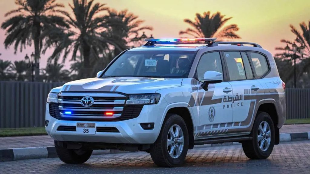 شرطة الشارقة تدعو إلى الحيطة بسبب التقلبات الجوية