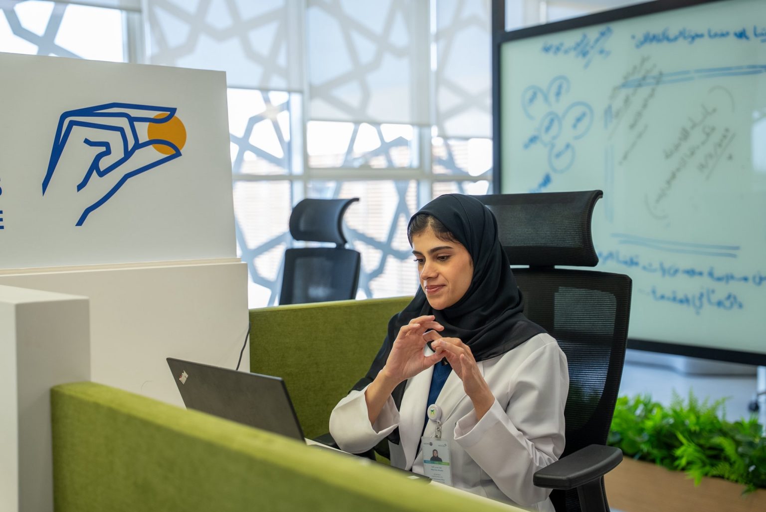 دبي تحقق رقماً قياسياً عالمياً بأكبر درس افتراضي لتعلّم لغة الإشارة