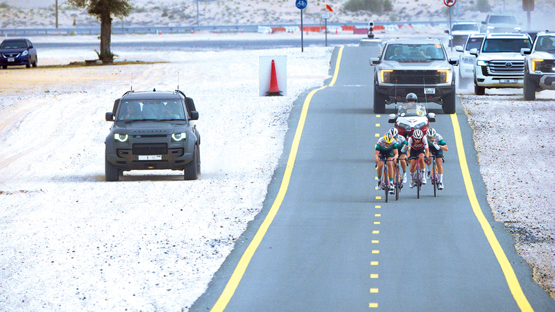 محمد بن راشد يشهد سباق السيدات في بطولة السلم للدراجات