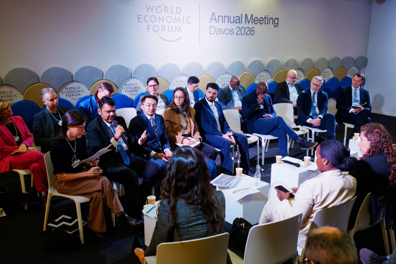 حكومة الإمارات تستعرض في “دافوس” تجارب تصفير البيروقراطية وتطوير الخدمات