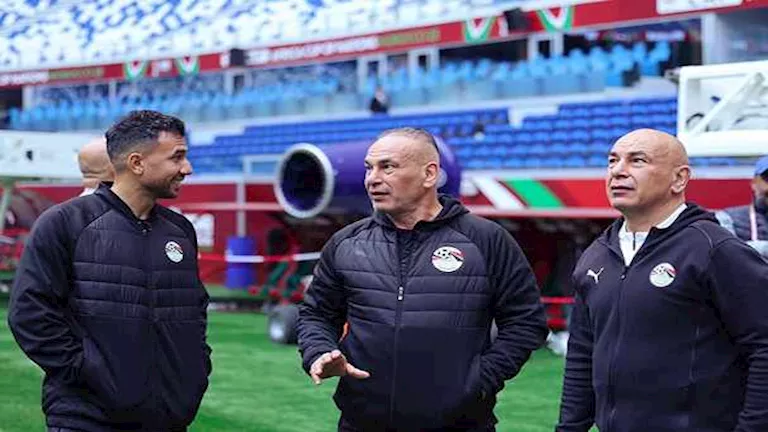 الجهاز الفني لمنتخب مصر يتفقد أرضية ملعب مباراة السنغال