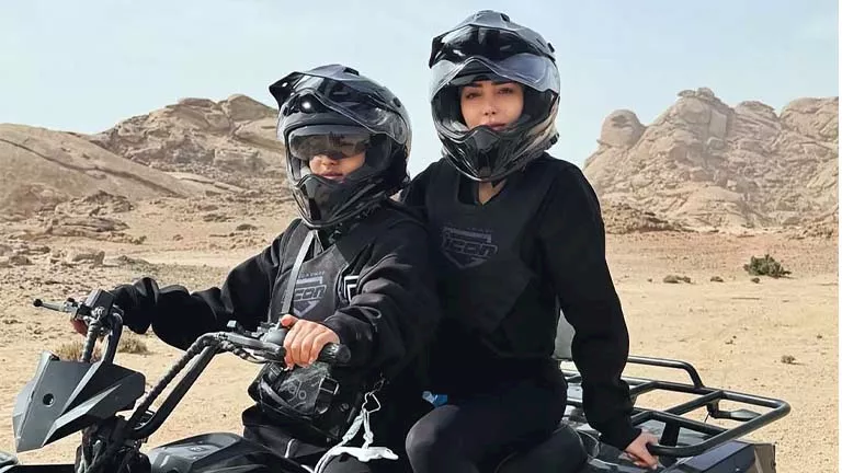 بسمة بوسيل وابنها آدم في أحدث ظهور من رحلة سفاري بالبيتش باجي.. صور