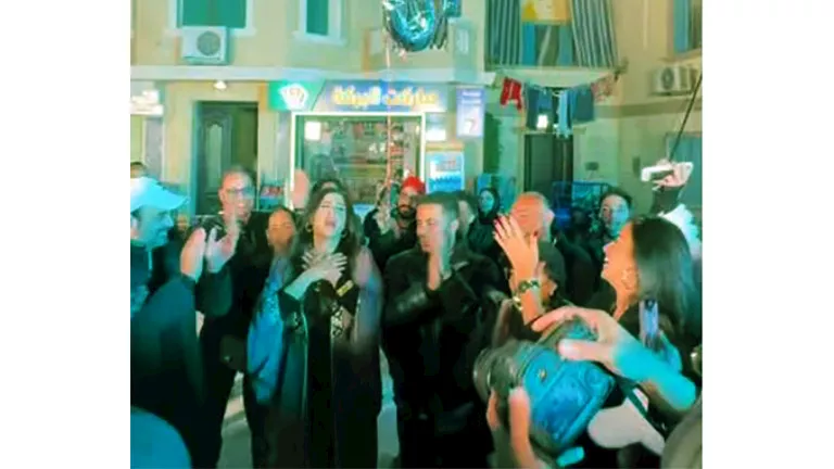 رقص ياسمين عبدالعزيز في عيد ميلادها بكواليس مسلسل “وننسى اللي كان” (صو