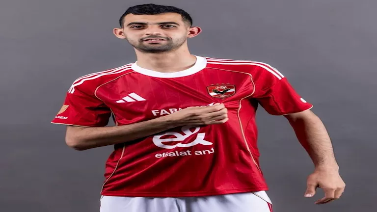 عائلة يوسف بلعمري تشاركه لحظة التوقيع للأهلي (صور)