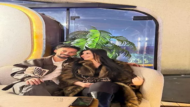 “قمر” أحمد عبد القادر ينشر صورا رومانسية مع زوجته والجمهور يعلق