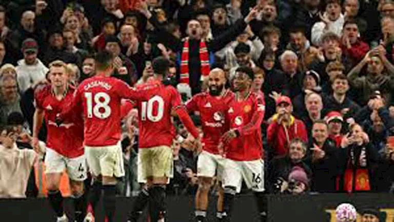 مانشستر يونايتد يحتفل بالفوز على أرسنال بطريقة خاصة