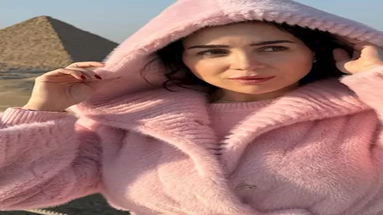 “بإطلالة شتوية ساحرة”.. مي عز الدين تنشر صورا لها بجوار الأهرامات