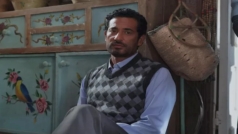 “شكله عامل عظمة وبثق في أعماله”..الجمهور يشيد بـ عمرو سعد في “إفراج”-