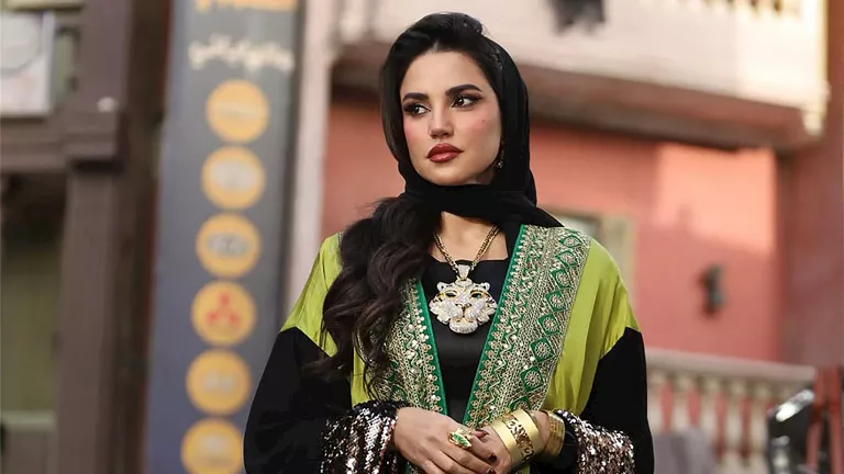 “المعلمة ميادة الديناري”.. درة تخطف الأنظار بالعباءة من كواليس “علي كل