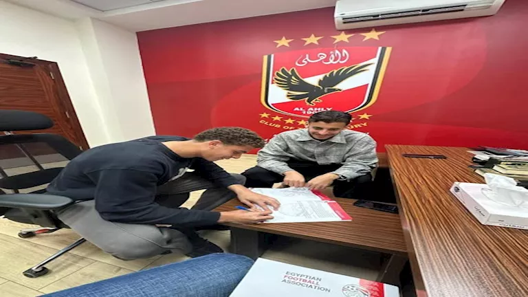 أول صورة من تجديد حمزة عبد الكريم مع الأهلي قبل السفر إلى برشلونة