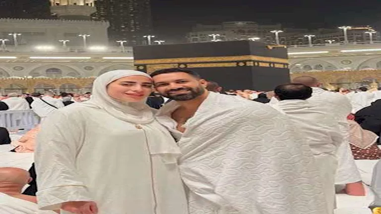 حسني عبد ربه يؤدي مناسك العمرة رفقة زوجته