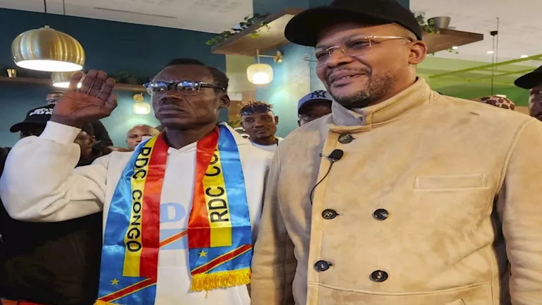 5 صور من زيارة المشجع “لومومبا” لبعثة الجزائر