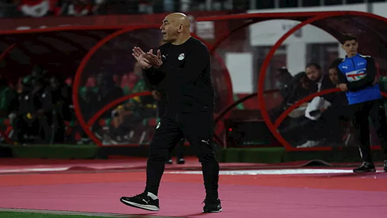 5 صور لـ احتفال الجهاز الفني بالمصحف والبكاء بعد الفوز على كوت ديفوار