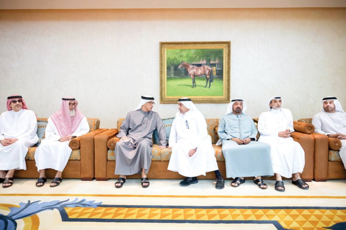 منصور بن زايد خلال تقديمه واجب العزاء بحضور أحمد بن سعيد وأحمد وجمعة بن عبيد آل مكتوم ومكتوم وسعيد بن محمد بن حشر |