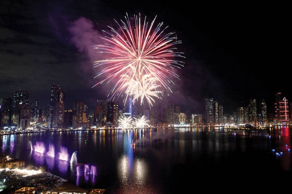 ألعاب نارية في واجهة المجاز المائية بالشارقة 