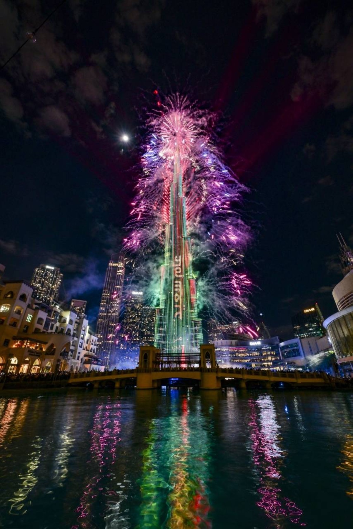 ألعاب نارية مبهرة وتها ٍٍن بالعام الجديد على واجهة برج خليفة