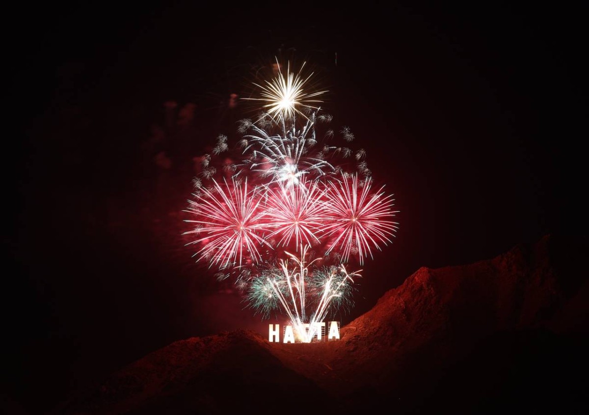 ألعاب نارية تنير سماء حتا وتب ّّشر بالفرح 
