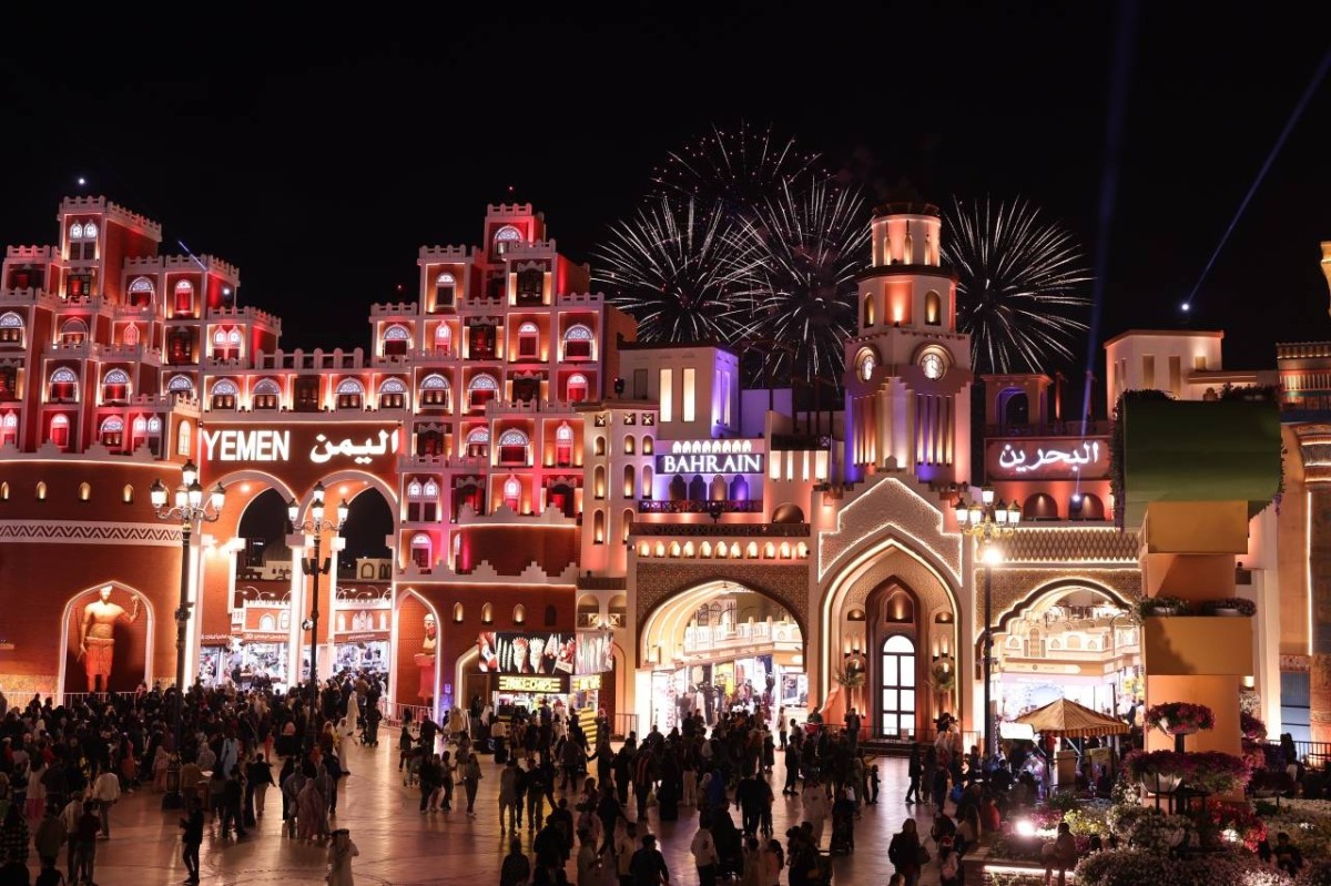 األلعاب النارية تنير سماء القرية العالمية 
