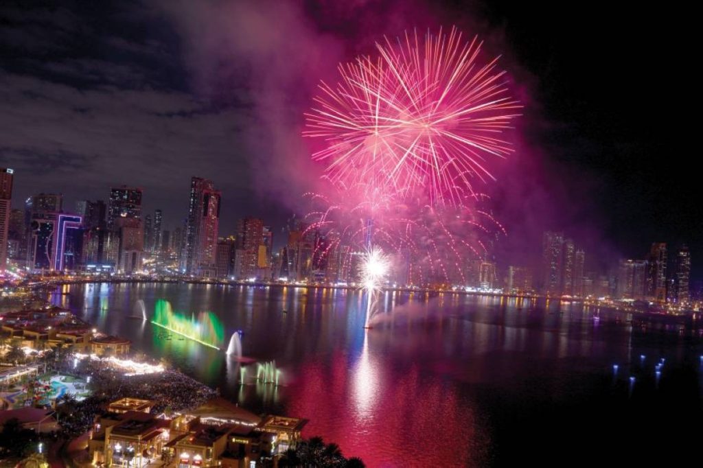 الشارقة تستقبل العام الجديد بعروض مبهرة