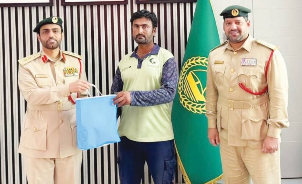 شرطة حتا تكرم موظف بلدية تقديراً لأمانته