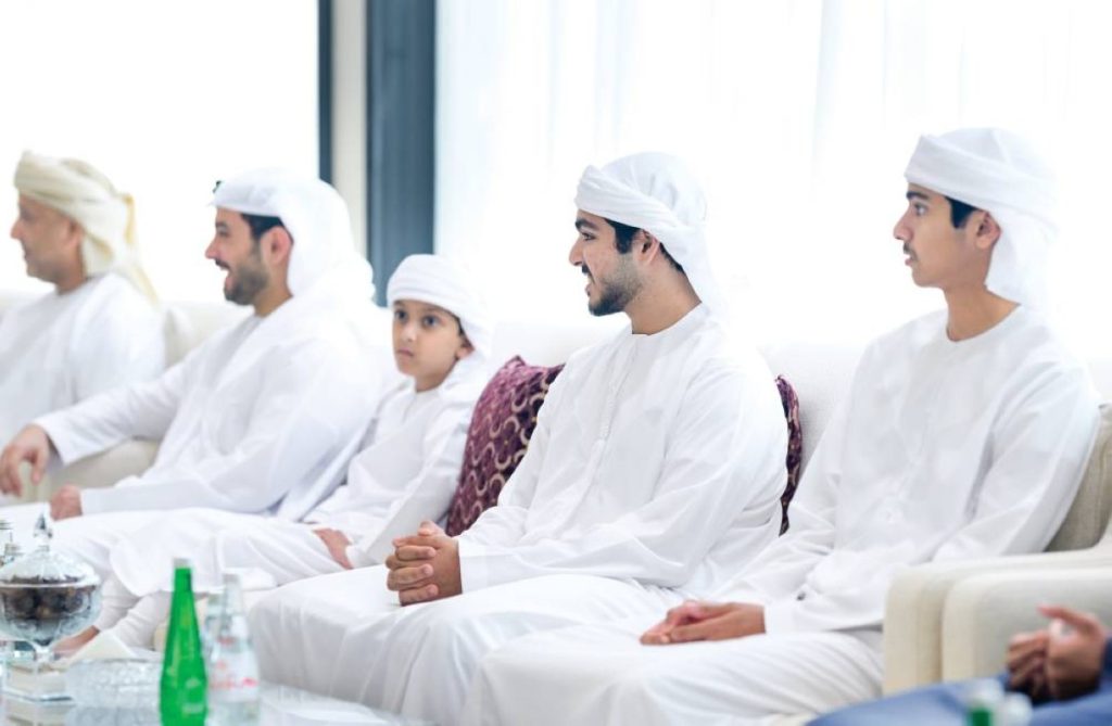 رئيس الدولة يزور محمد بن بطي آل حامد في منزله