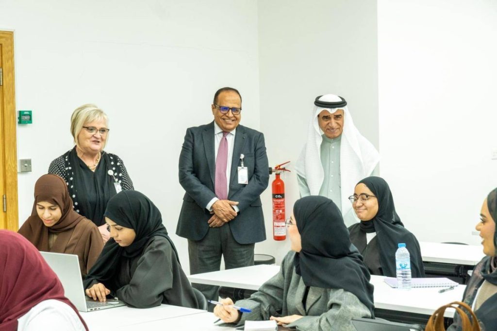 جامعة الفجيرة تطور برامجها الأكاديمية