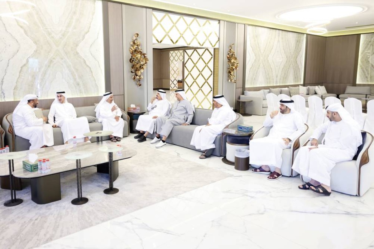 محمد الملا وسالم باليوحة وعبدالله المنصوري وسعود الدربي وحامد بن كرم وأحمد بن جرش خلال تقديم واجب العزاء لناصر بن طوق