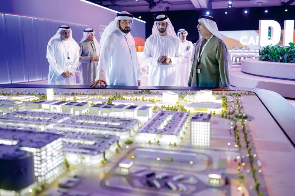 أحمد بن محمد يستمع من مطر الطاير إلى شرح عن أحد المشاريع