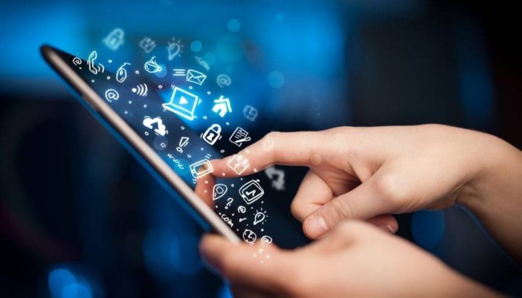 حبس وغرامة تصل لـ500 ألف درهم عقوبة الإساءة عبر الإنترنت