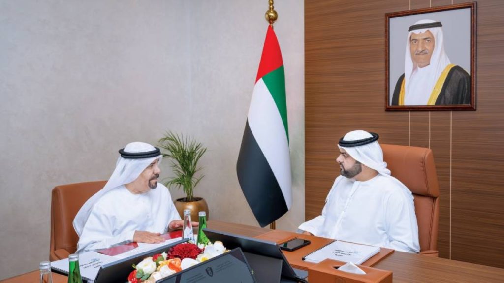 ولي عهد الفجيرة يؤكد أهمية تطوير التشريعات الداعمة للأداء الحكومي