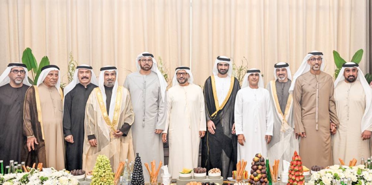  سالم بن سلطان القاسمي ومحمد القرقاوي وأنور قرقاش وخلفان بلهول والعريس وذووه وجانب من الحضور 