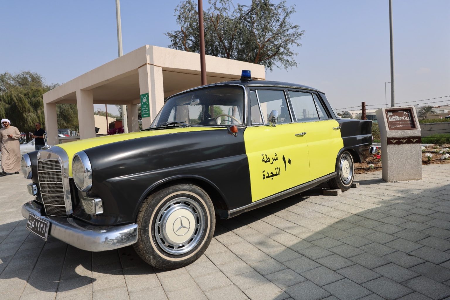 شرطة أبوظبي تنظم مسيرة للمركبات الكلاسيكية