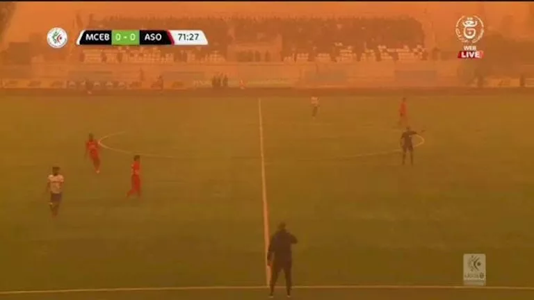 عاصفة ترابية شديدة تخيم على مباراة في الدوري الجزائري (صور)