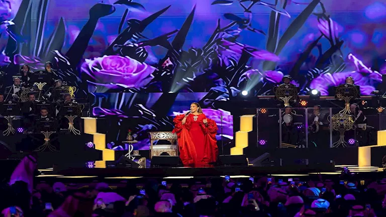 هيفاء وهبي جريئة ونسرين خطفت الأنظار.. أبرز إطلالات النجمات في عيد الح