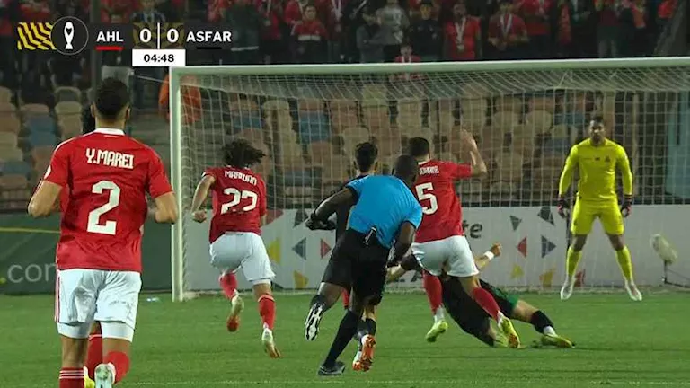 إعلامي يكشف موقف الأهلي من أحداث مباراته ضد الجيش الملكي